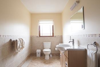 Separates Badezimmer mit Dusche im Erdgeschoss